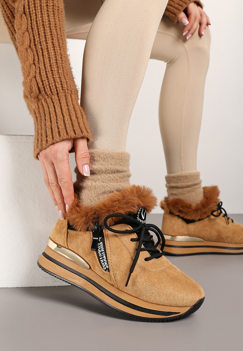 Ciemnobeżowe Sneakersy na Płaskiej Podeszwie z Napisem i Futerkiem Taricea