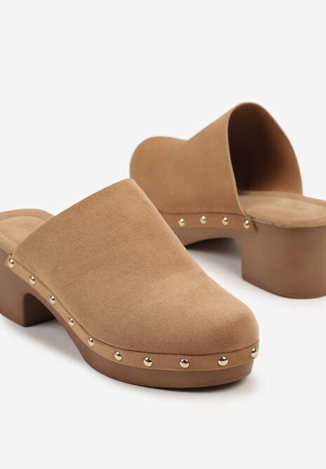 Brązowe Klapki Drewniaki Typu Mule na Słupku Zdobione Nitami Hlerra