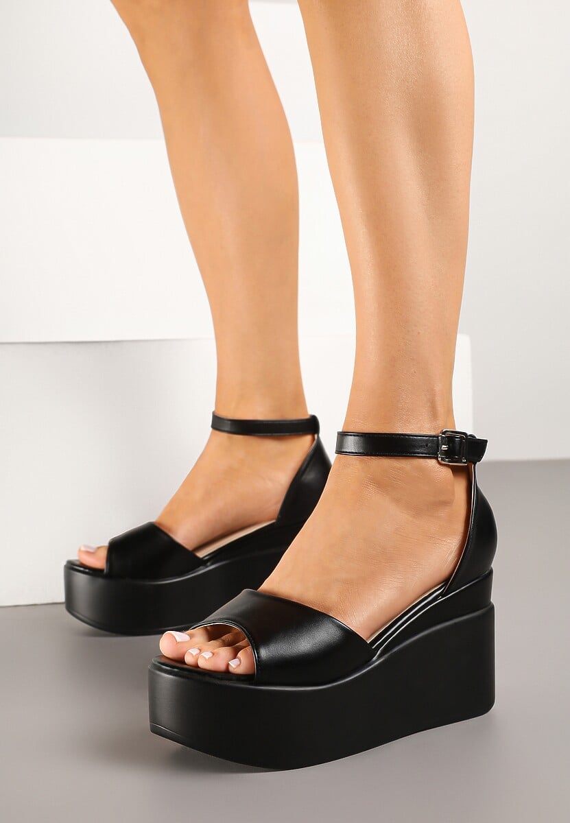 Czarne Sandały na Koturnie z Paskiem z Klamerką Palinorea