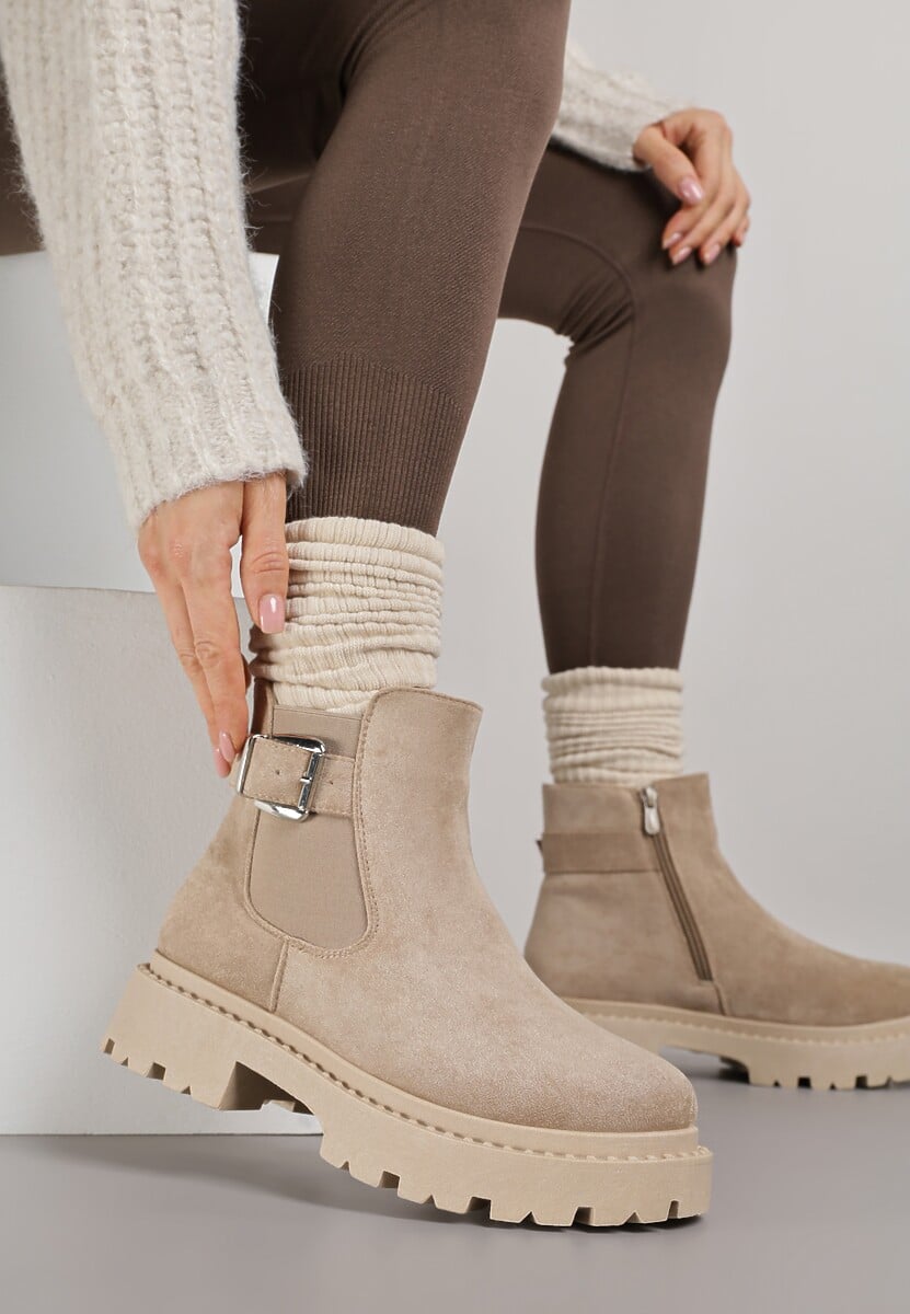 Ciemnobeżowe Botki na Płaskiej Podeszwie z Metaliczną Klamrą Tarlana