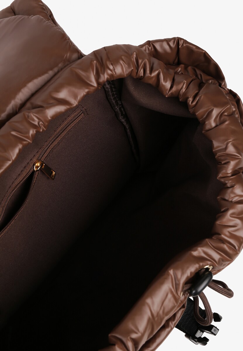 Brązowy Plecak z Klapą i Ściągaczem Zdobiony Pikowaniem 3D Revitta