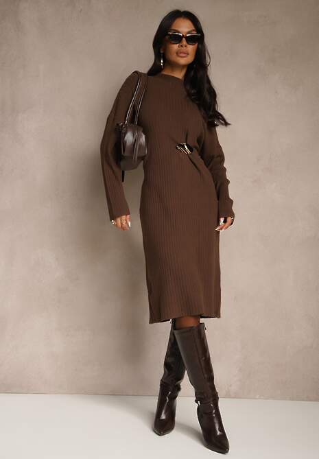 Brązowa Sukienka Sweterkowa z Wiskozą Ozdobiona Metaliczną Broszką Titavea