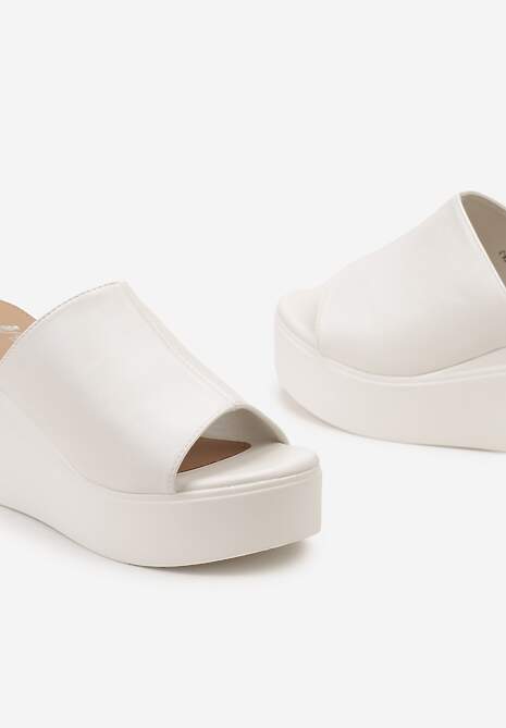 Białe Klapki na Wysokim Koturnie i Platformie z Szerokim Paskiem Mabrey