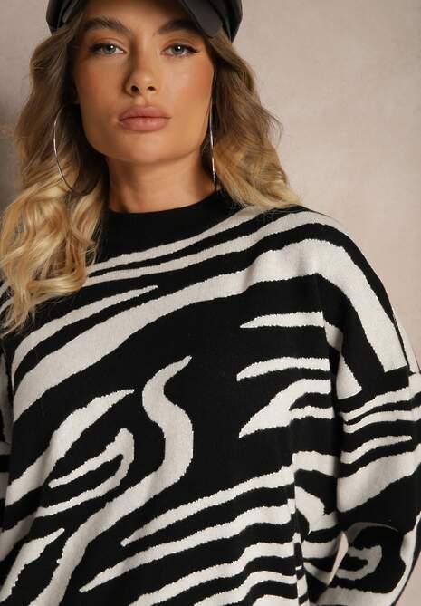 Biało-Czarny Sweter o Klasycznym Kroju w Print w Zebrę Venitia