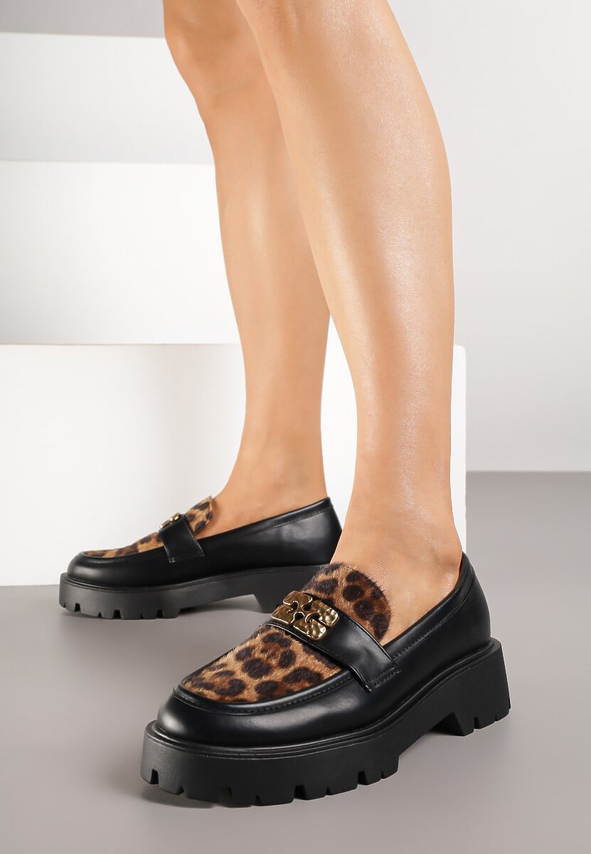 Panterkowe Mokasyny na Tłoczonej Platformie Ozdobione Metaliczną Aplikacją Elanelisse