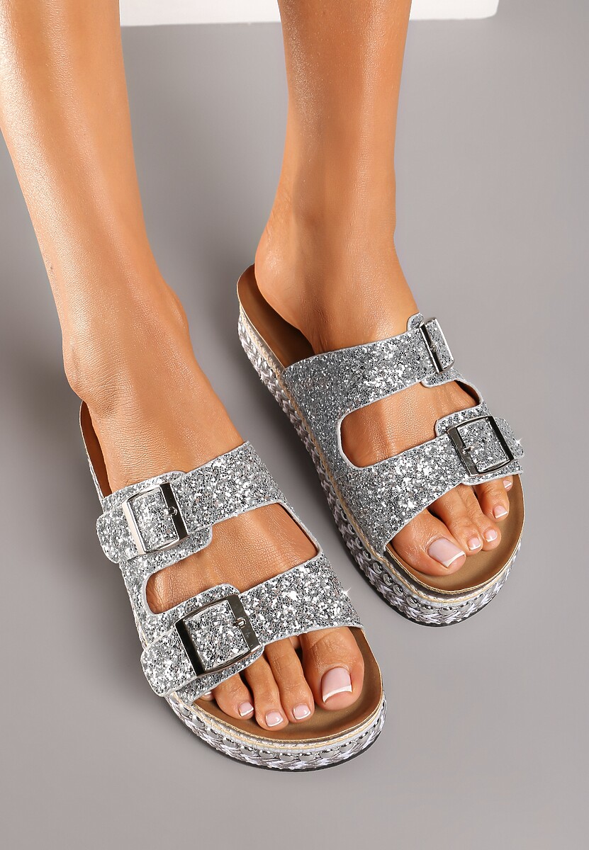 Srebrne Brokatowe Klapki na Niskiej Platformie z Nitami i Metaliczną Nitką Effian