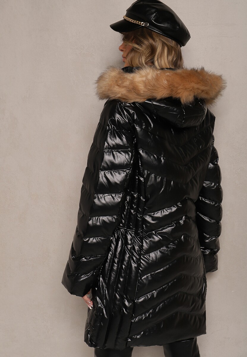 Czarno-Brązowa Kurtka Pikowana o Długim Kroju z Kapturem Ozdobionym Futerkiem Senera