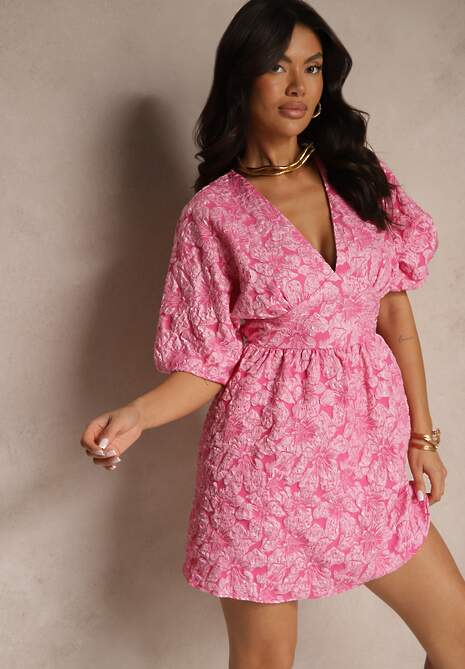 Różowa Sukienka o Rozkloszowanym Fasonie z Tłoczonym Wzorem i Rękawami Nietoperz Farinose