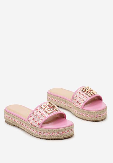 Fuksjowe Klapki z Plecionki na Niskiej Platformie z Metaliczną Ozdobą Ramosie