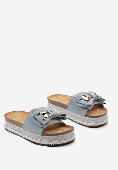 Jasnoniebieskie Klapki na Ozdobnej Podeszwie z Kokardą i Metalicznymi Detalami Silgara