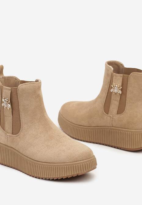 Ciemnobeżowe Botki Typu Sztyblety na Tłoczonej Platformie Zdobione Metalową Aplikacją Allecia