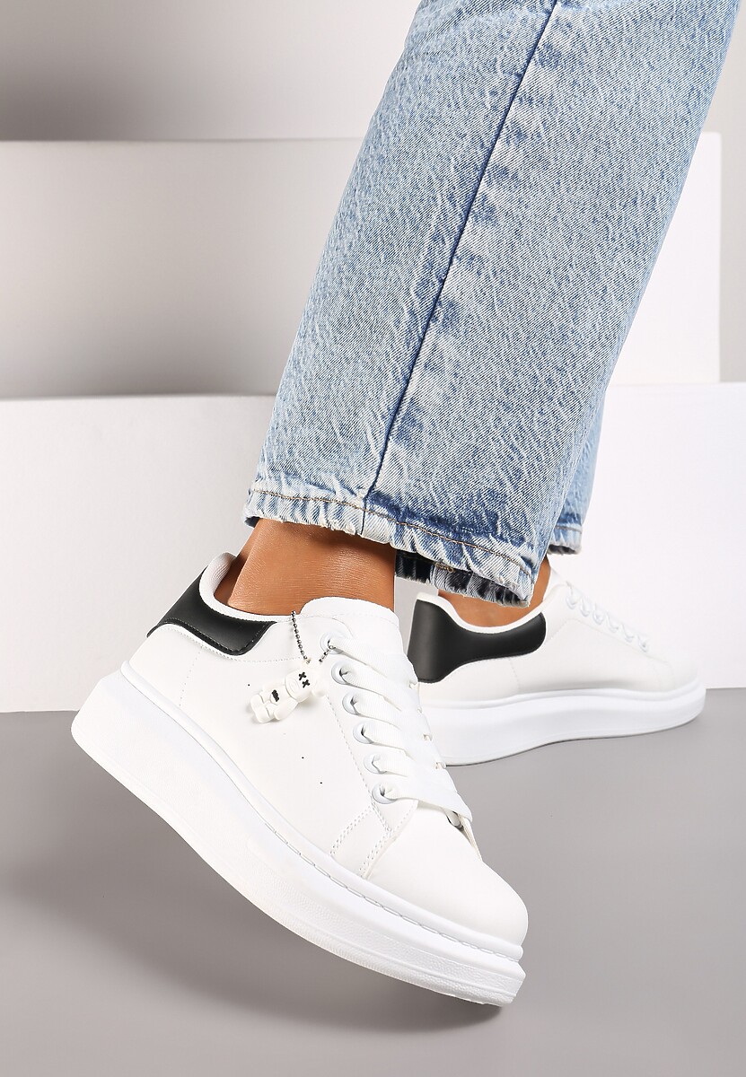 Biało-Czarne Casualowe Sneakersy z Zawieszką Misiem Ulevidia