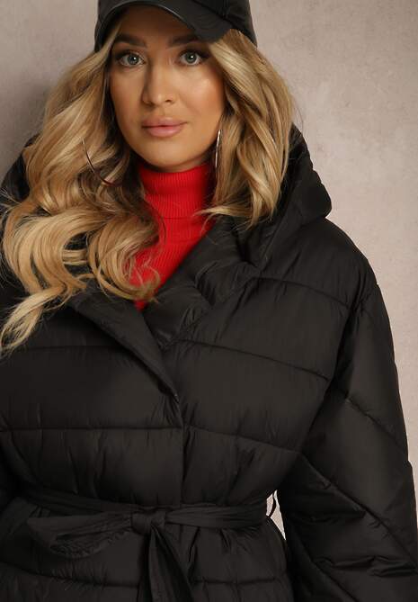 Czarna Kurtka z Pikowanym Przeszyciem i Kapturem Zapinana na Napy i Wiązana w Talii Tiliola