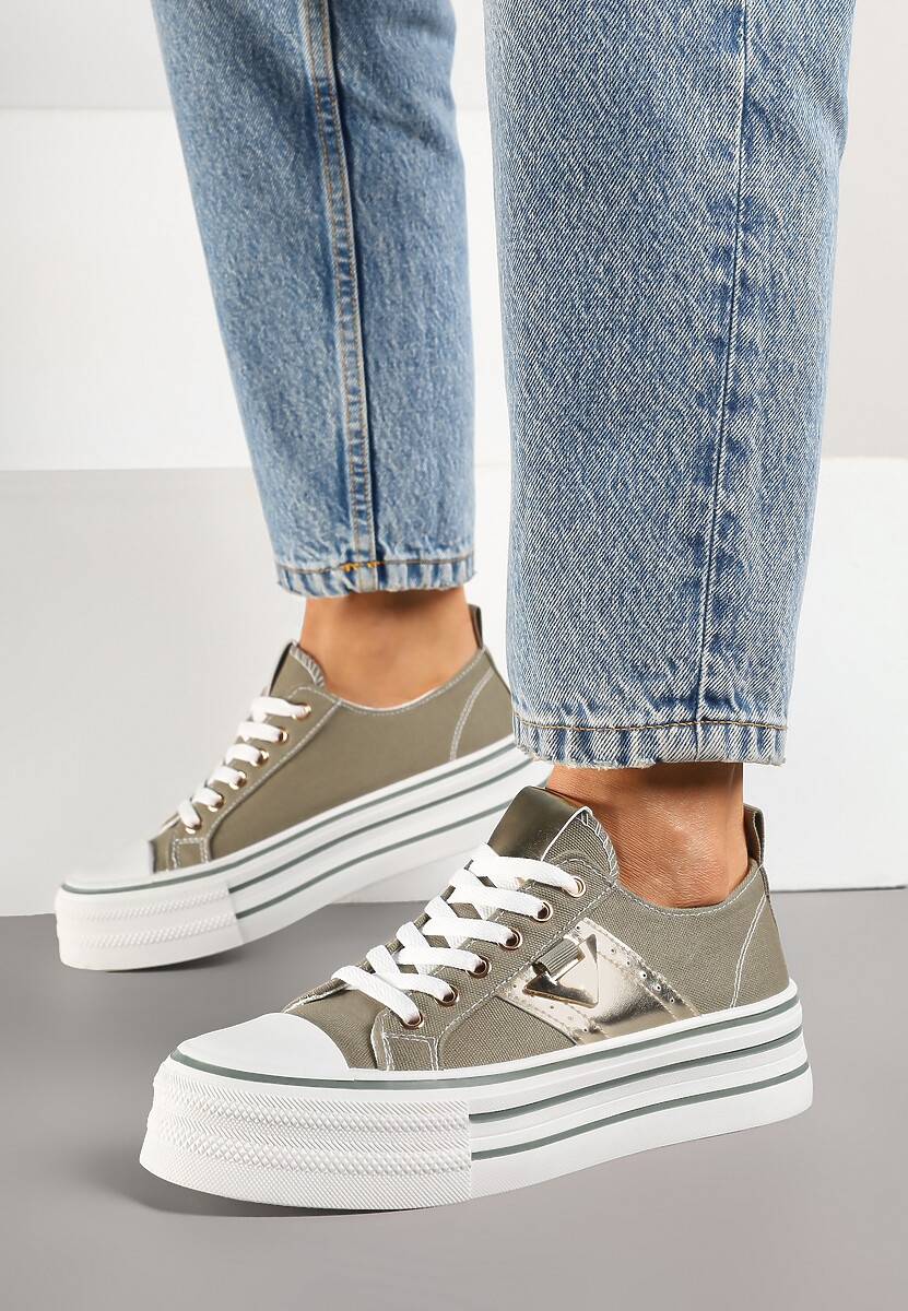 Zielone Trampki na Platformie Ozdobione Metaliczną Aplikacją Telanoreta