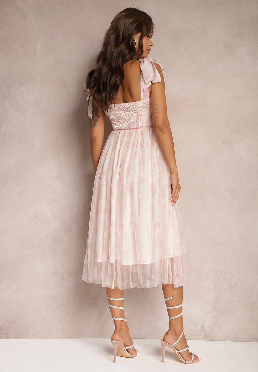 Różowa Taliowana Sukienka w Kwiaty Ozdobiona Ramiączkami z Wiązaniem Coradea