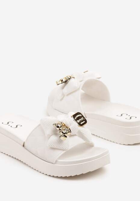 Białe Klapki na Platformie Ozdobione Pikowaniem Aplikacjami i Kokardą Evelseli