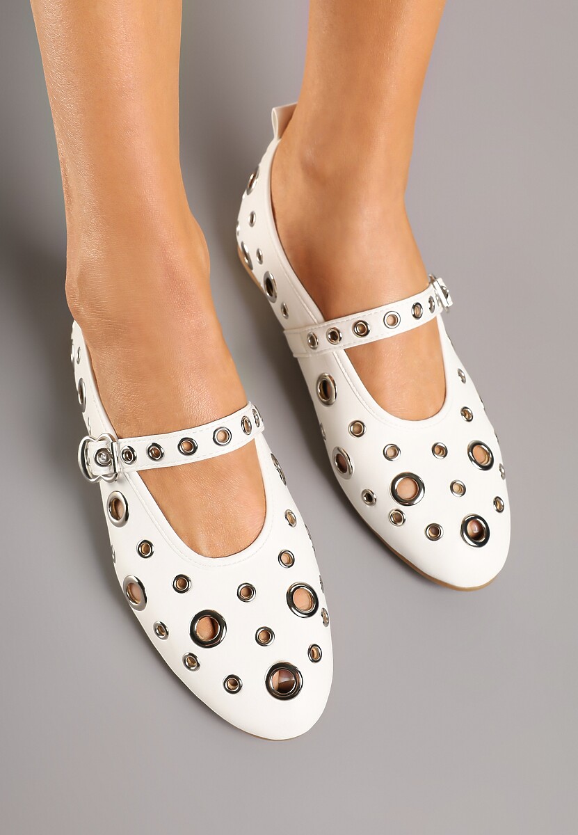 Białe Balerinki Ozdobione Paskiem i Metalicznymi Aplikacjami Erathira