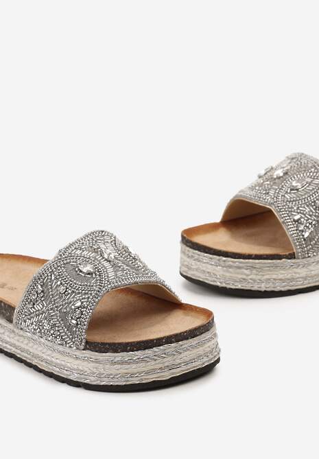 Srebrne Klapki na Platformie z Metaliczną Plecionką i Cyrkoniami na Szerokim Pasku Rhoswin