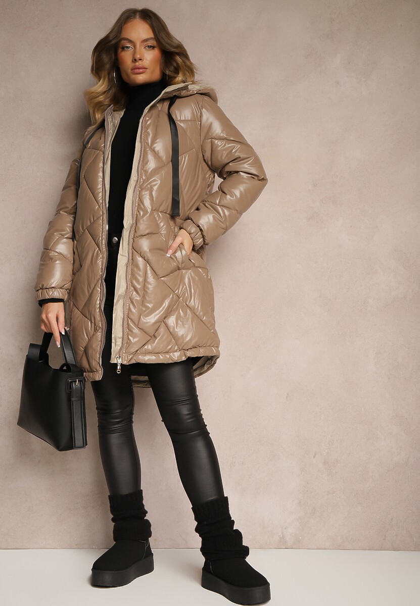 Ciemnobeżowa  Kurtka  Pikowana o Długim Kroju z Kapturem Ozdobiona Sznurkami Polezi