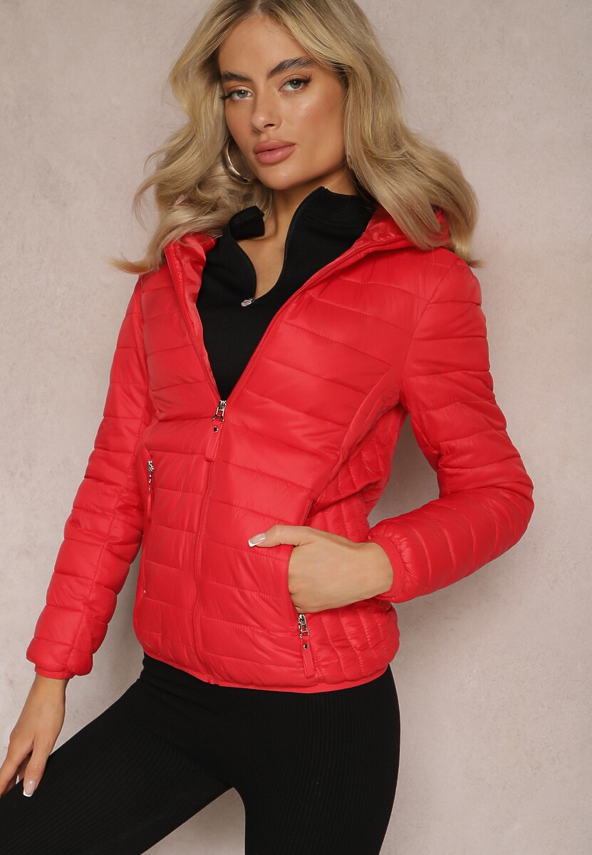 Czerwona Kurtka z Pikowaniem i Nieodpinanym Kapturem Kessane