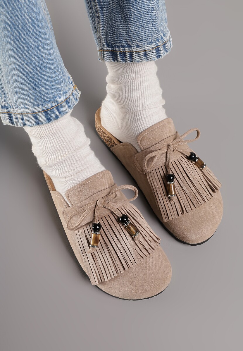 Ciemnobeżowe Boho Klapki Mule z Imitacji Zamszu z Frędzlami i Koralikami Elwedila