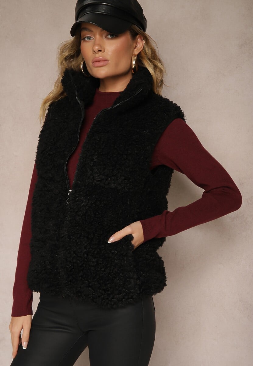 Czarna Futrzana Kamizelka o Fakturze Typu Baranek ze Stójką o Prostym Kroju Realirae