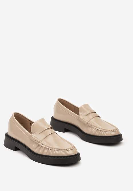 Beżowe Mokasyny z Lakierowanym Połyskiem Ozdobnie Marszczone Neathriel