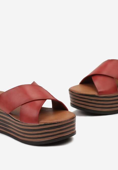 Czerwone Klapki na Grubej Podeszwie z Krzyżującymi się Paskami Flemaria