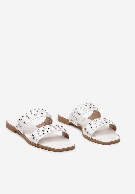 Białe Klapki z Noskiem w Kwadrat i Nitami Wrisa