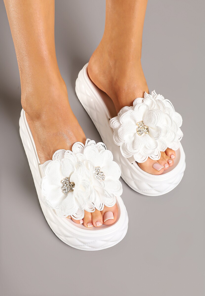 Białe Klapki na Platformie z Pikowaniem i Kwiatową Aplikacją 3D Sananira