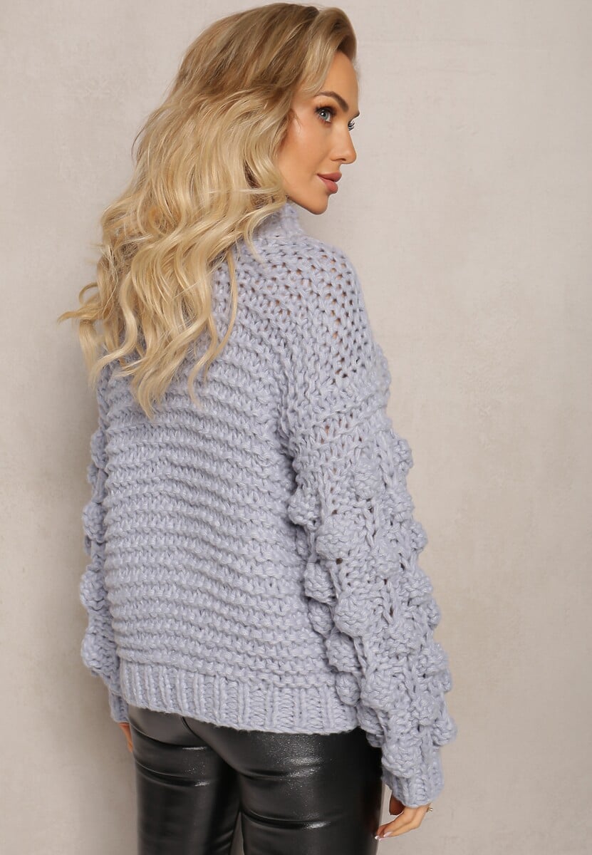 Niebieski Klasyczny Golf z Ozdobnym Splotem na Rękawach Biska