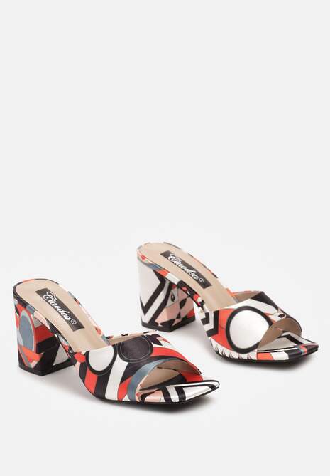 Czarno-Białe Klapki na Słupku z Satynowego Materiału Ozdobione Abstrakcyjnym Printem Dimarae