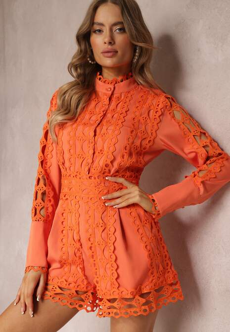 Pomarańczowy Krótki Kombinezon z Ażurowej Tkaniny ze Stójką Violras