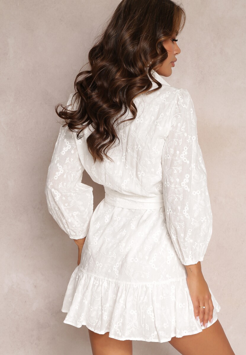 Biała Sukienka z Bawełnianej Haftowanej Tkaniny Wiązana w Talii Roselia