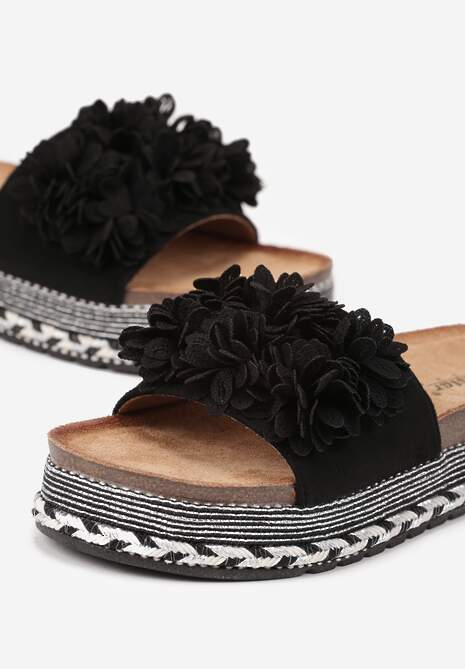 Czarne Klapki na Podeszwie z Plecionki Zdobione Kwiatową Aplikacją Zaritea
