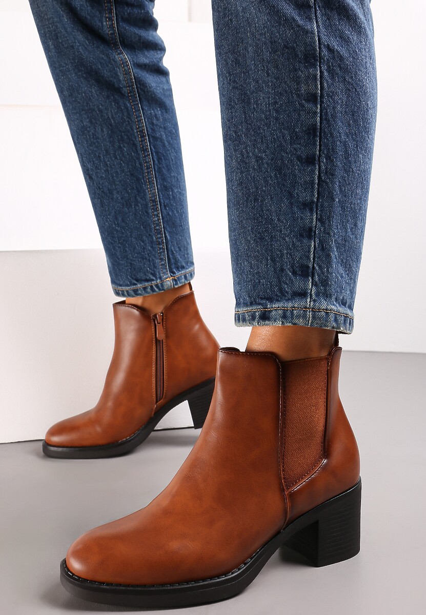 Brązowe Botki na Słupku Ozdobione Elastyczną Wstawką Minica