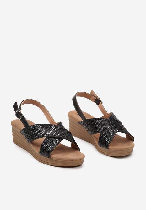 Czarne Sandały z Imitacji Skóry na Niskim Koturnie Zapinane przy Kostce na Sprzączkę Ebilena