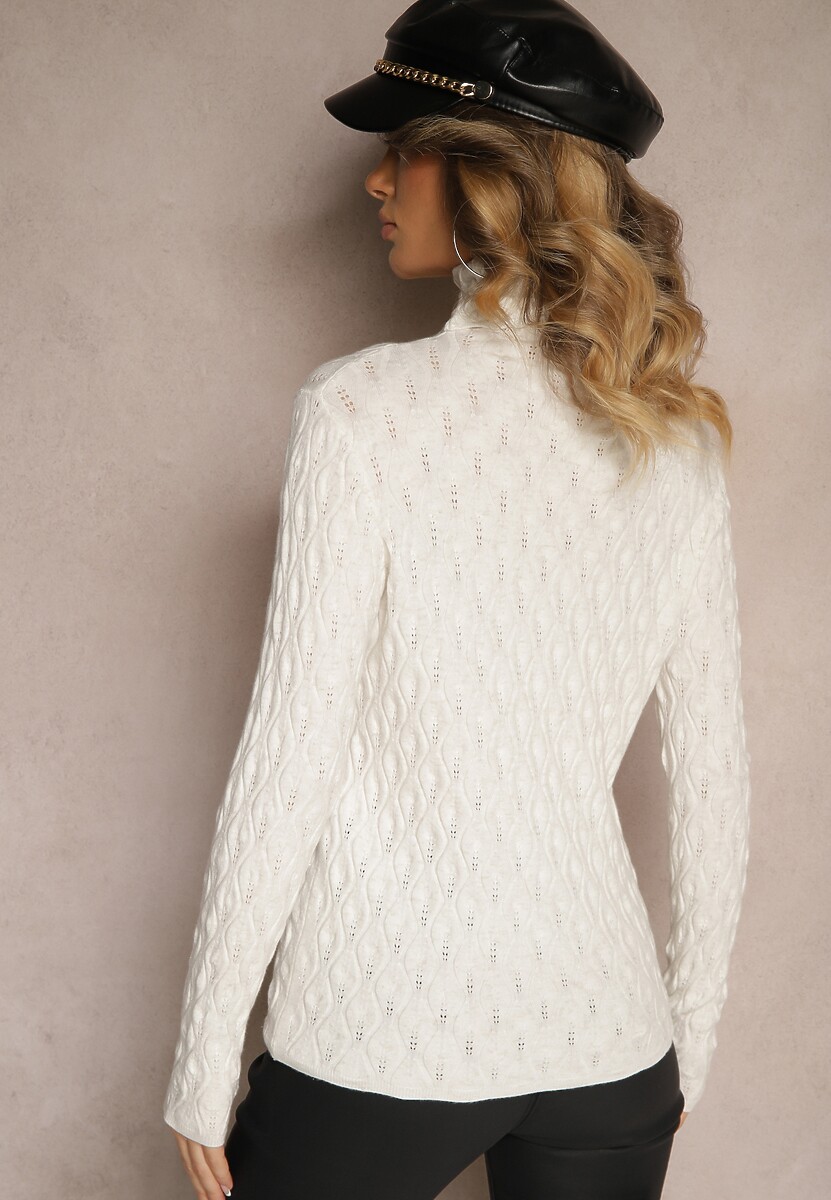 Jasnobeżowy Golf z Wiskozą w Tłoczony Wzór Przeszyty Metaliczną Nitką Neldora