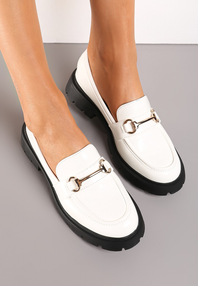 Białe Mokasyny z Lakierowaną Cholewką Ozdobione Klamrą Lifarissa