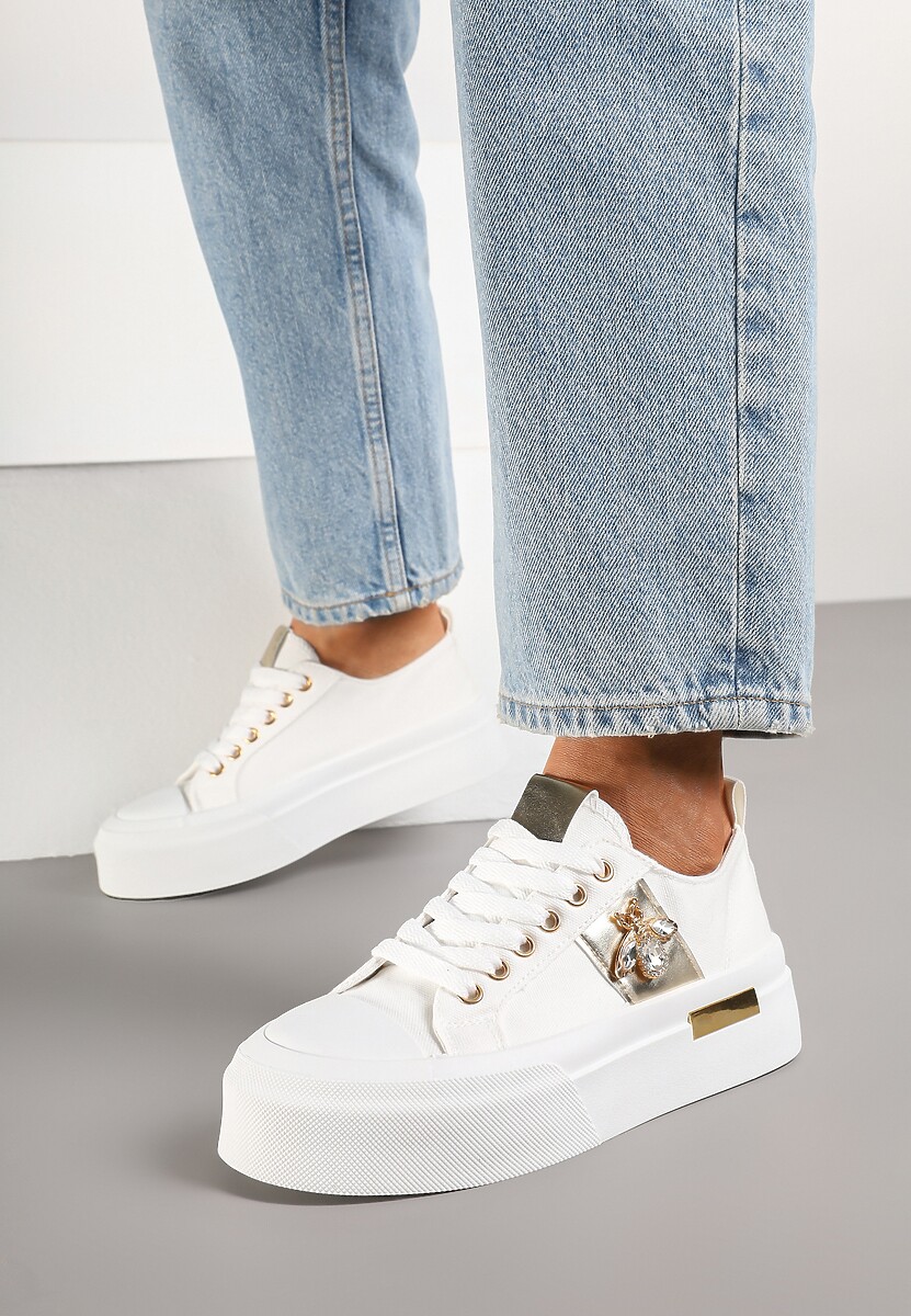 Białe Trampki na Platformie z Biżuteryjną Aplikacją Gonessa