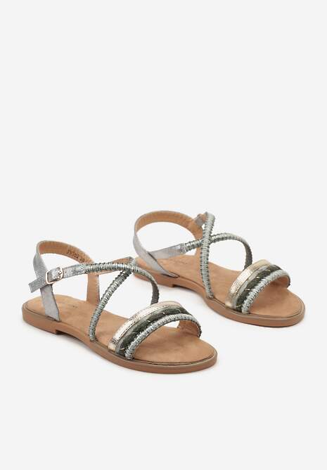 Srebrne Płaskie Sandały z Ekoskóry z Ozdobną Plecionką Zapinane na Sprzączkę Laliara