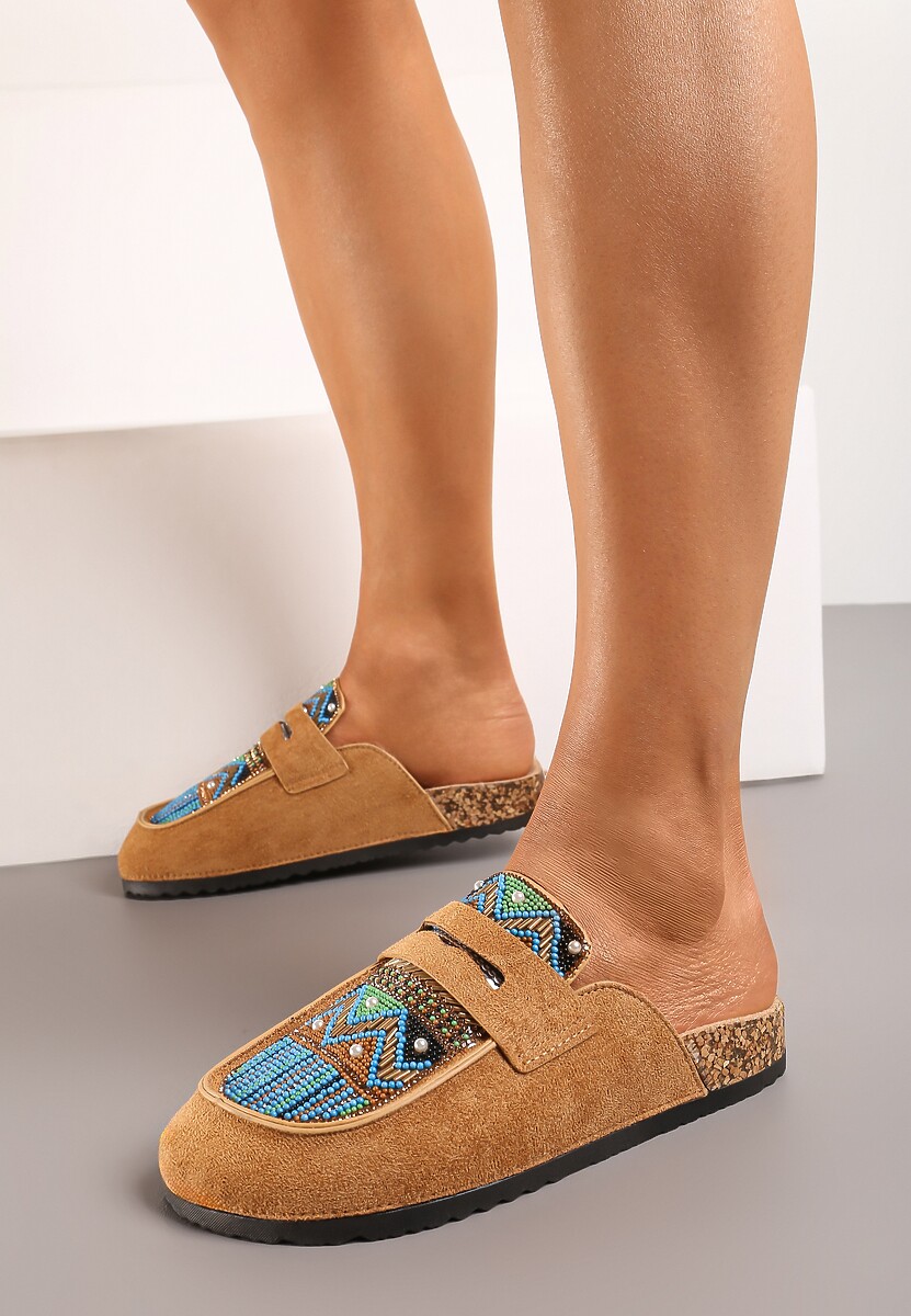 Brązowe Klapki na Płaskiej Podeszwie z Imitacji Zamszu Ozdobione Koralikami i Cyrkoniami Giazara