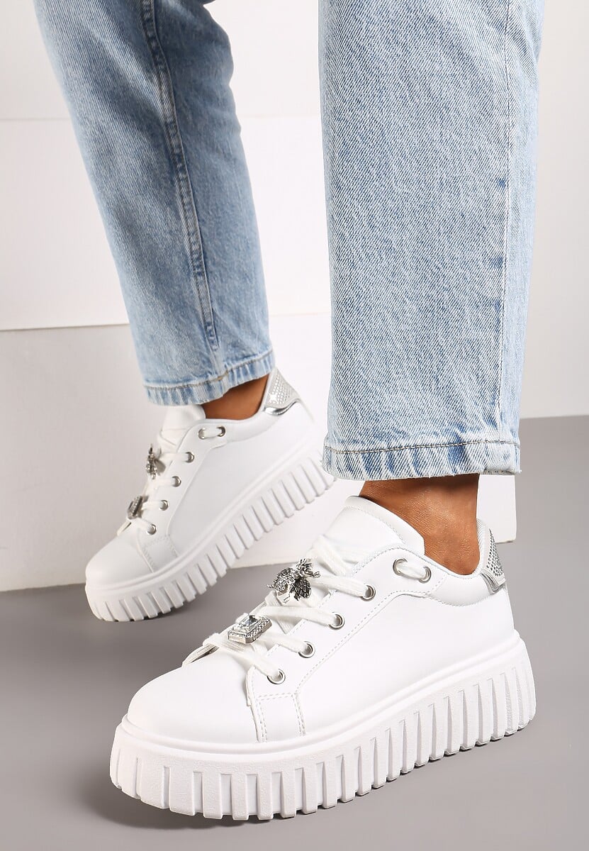 Biało-Srebrne Sneakersy na Platformie Ozdobione Metaliczną Wstawką i Aplikacjami z Cyrkonii Qulina