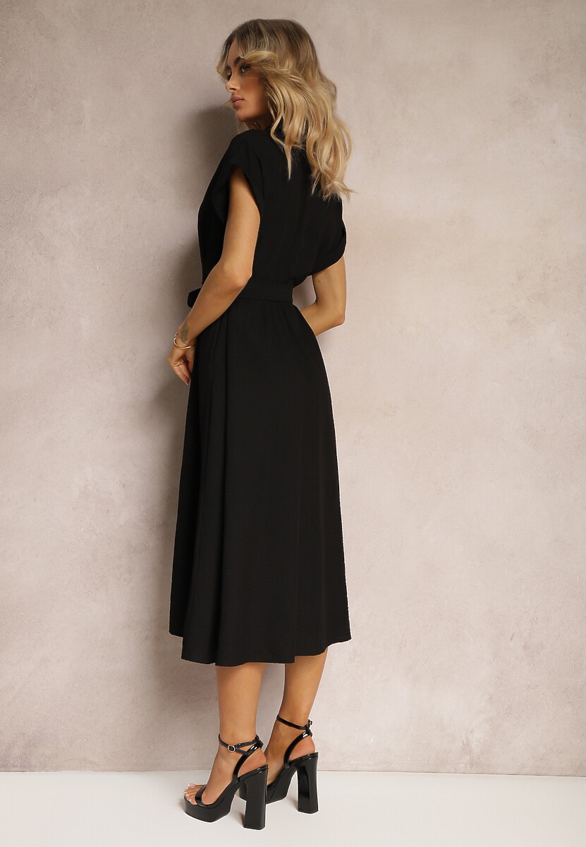 Czarna Sukienka o Rozkloszowanym Kroju Zapinana na Guziki z Materiałowym Paskiem Moaril