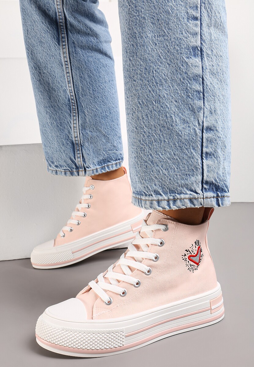 Różowe Trampki za Kostkę Ozdobione Haftowaną Naszywką Linasse