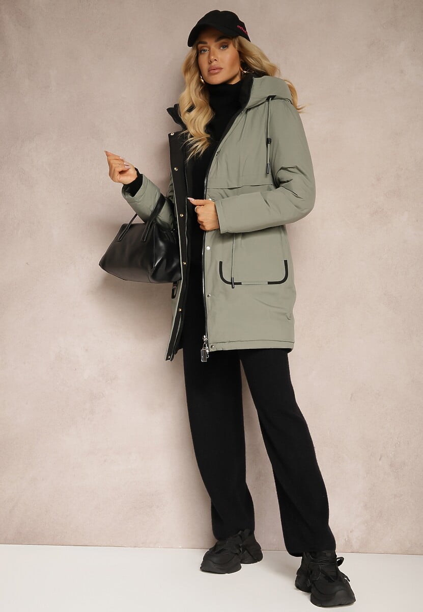Zielona Kurtka Parka ze Ściągaczami w Talii i Kapturem Zdobiona Zawieszką Zeriena