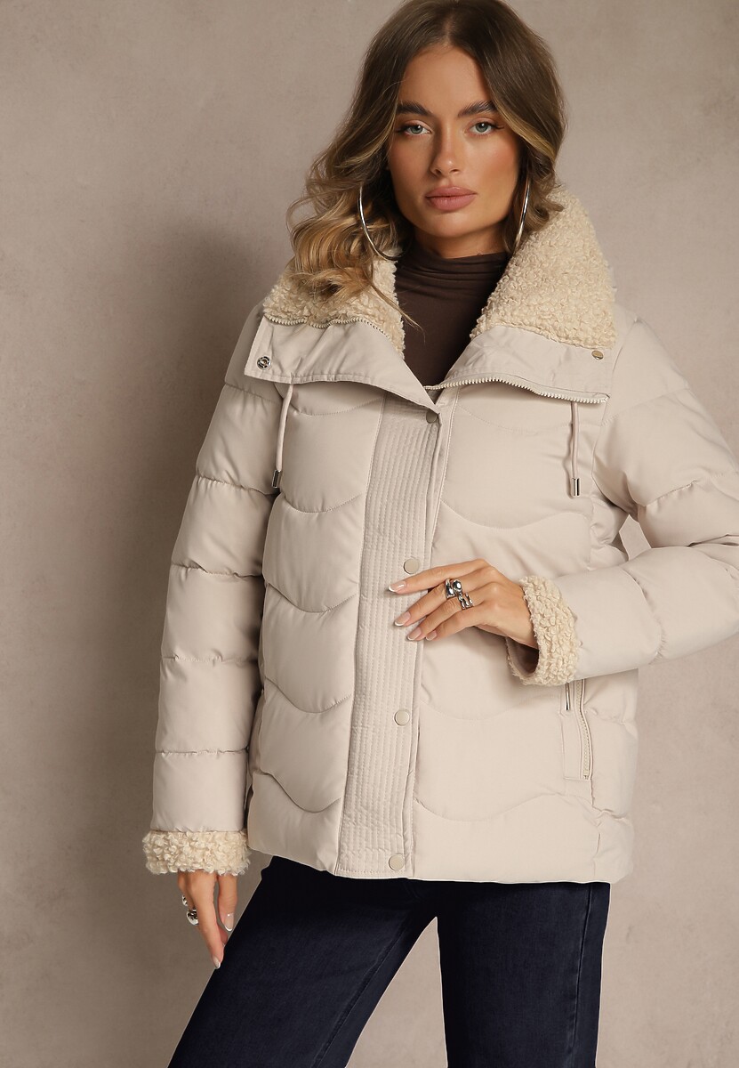 Czarna Kurtka z Pikowanymi Przeszyciami i Kapturem Zdobiona Futerkiem Olevesa