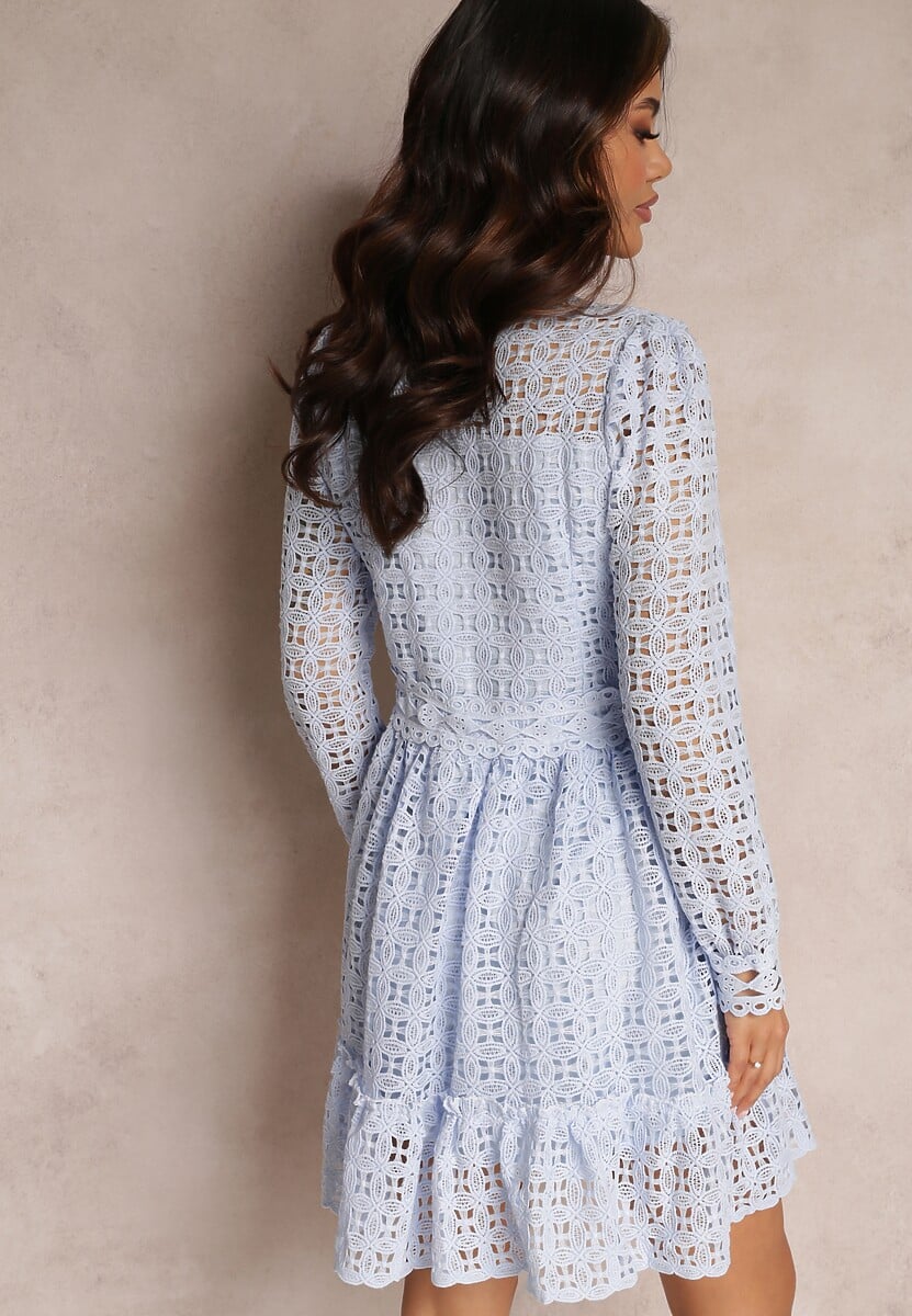 Jasnoniebieska Taliowana Sukienka z Koronką i Falbaną na Dole Kamora