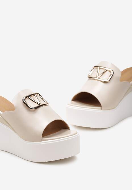 Beżowe Klapki Ozdobione Metaliczną Klamrą na Przodzie na Wysokim Koturnie i Platformie Ivia