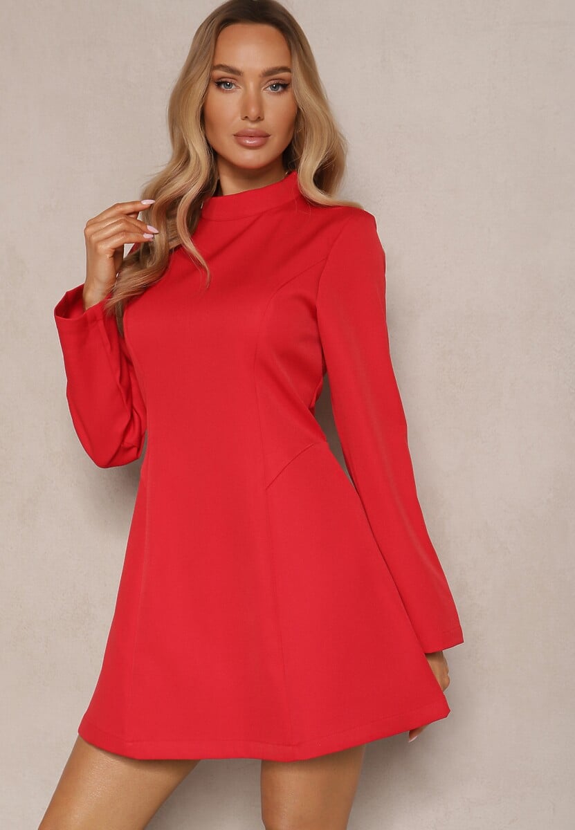 Biała Rozkloszowana Sukienka o Taliowanym Kroju Selvesia